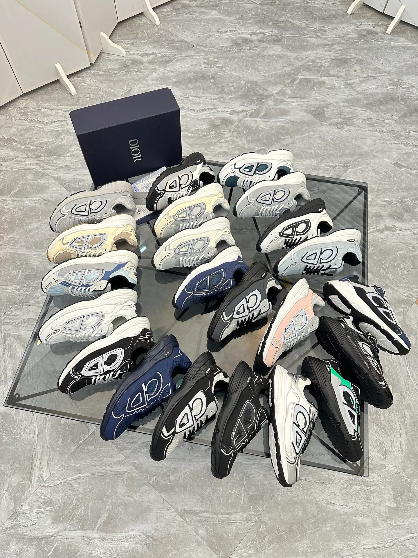 Men's shoes: 💰P400¥ Available in Guangzhou Product trademark: Dior* "Dior*" low-top casual shoes Regular size: 35-46 (can be customized to 47) Couple style Product materials: Upper imported cowhide stitched with original fabric, breathable lining, ultra-light foam original outsole. No.: 007